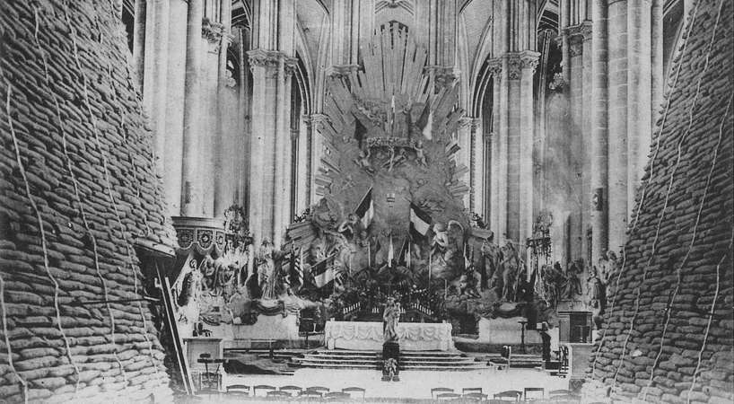Cérémonie du 8 septembre 1918 à la cathédrale Notre-Dame d'Amiens © Archives municipales et communautaires d'Amiens_11Z364 Cérémonie du 8 septembre 1918 à la cathédrale Notre-Dame d'Amiens © Archives municipales et communautaires d'Amiens_11Z364