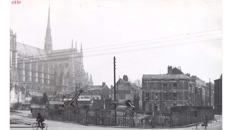 Abords de la Cathédrale en reconstruction en 1950 © Archives municipales d'Amiens_10Z1675