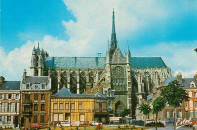 Carte postale représentant la cathédrale Notre-Dame d’Amiens © Archives municipales et communautaires d'Amiens_10Z2913