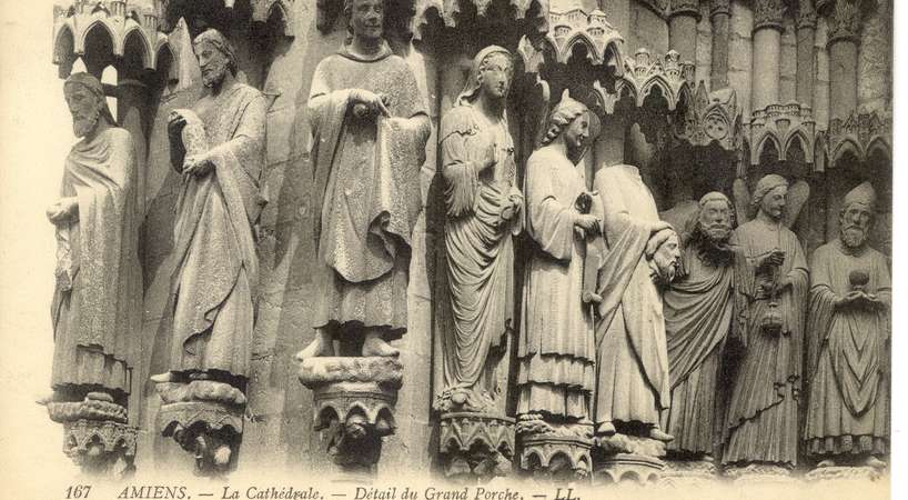 Carte postale représentant un détail du grand porche de la cathédrale Notre-Dame d’Amiens © Archives municipales et communautaires d'Amiens_15Fi59