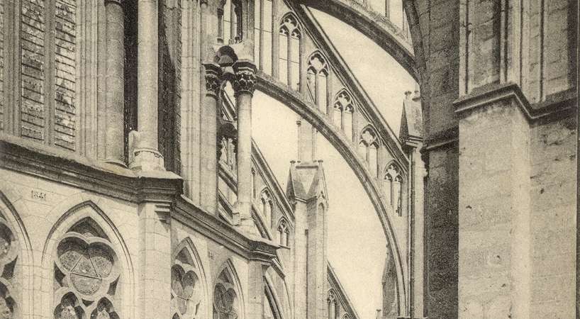 Vue des arcs-boutants de l'abside de la cathédrale Notre-Dame d’Amiens © Archives municipales et communautaires d'Amiens_15Fi56