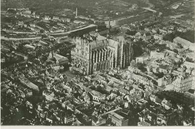 Vue aérienne, prise par l'aviation britannique, de la cathédrale Notre-Dame et du centre-ville d’Amiens, 1918 © Archives municipales et communautaires d'Amiens_11Z96
