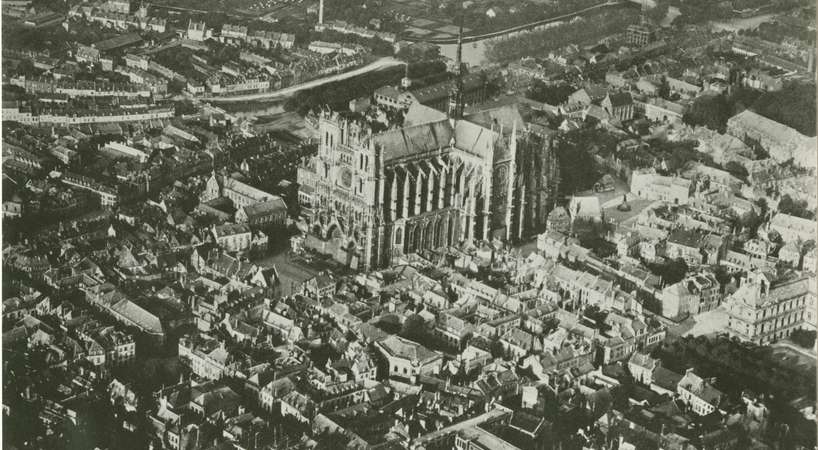 Vue aérienne, prise par l'aviation britannique, de la cathédrale Notre-Dame et du centre-ville d’Amiens, 1918 © Archives municipales et communautaires d'Amiens_11Z96 Vue aérienne, prise par l'aviation britannique, de la cathédrale Notre-Dame et du centre-ville d’Amiens, 1918 © Archives municipales et communautaires d'Amiens_11Z96