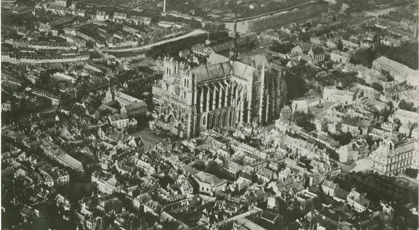 Vue aérienne, prise par l'aviation britannique, de la cathédrale Notre-Dame et du centre-ville d’Amiens, 1918 © Archives municipales et communautaires d'Amiens_11Z96