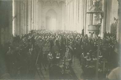 Cérémonie organisée par le Souvenir français et l'armée australienne à la cathédrale Notre-Dame d'Amiens : le Maréchal Foch devant le cénotaphe, 7 novembre 1920 © Archives municipales et communautaires d'Amiens_11Z149