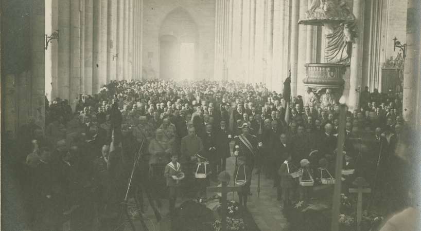 Cérémonie organisée par le Souvenir français et l'armée australienne à la cathédrale Notre-Dame d'Amiens : le Maréchal Foch devant le cénotaphe, 7 novembre 1920 © Archives municipales et communautaires d'Amiens_11Z149 Cérémonie organisée par le Souvenir français et l'armée australienne à la cathédrale Notre-Dame d'Amiens : le Maréchal Foch devant le cénotaphe, 7 novembre 1920 © Archives municipales et communautaires d'Amiens_11Z149