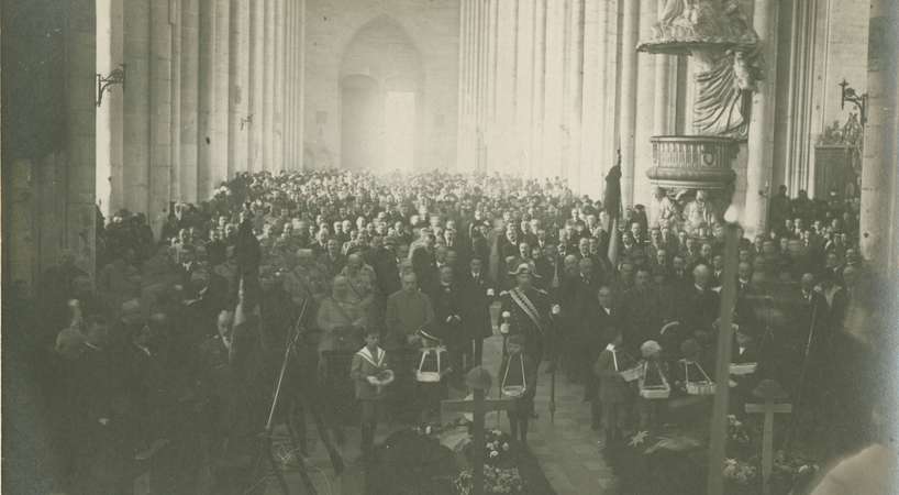 Cérémonie organisée par le Souvenir français et l'armée australienne à la cathédrale Notre-Dame d'Amiens : le Maréchal Foch devant le cénotaphe, 7 novembre 1920 © Archives municipales et communautaires d'Amiens_11Z149