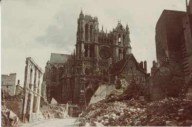 la Cathédrale d’Amiens après les bombardements de la Seconde guerre mondiale, depuis la rue André.  © Archives municipales et communautaires d'Amiens_7Fi55