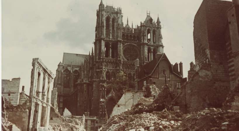 la Cathédrale d’Amiens après les bombardements de la Seconde guerre mondiale, depuis la rue André. © Archives municipales et communautaires d'Amiens_7Fi55 la Cathédrale d’Amiens après les bombardements de la Seconde guerre mondiale, depuis la rue André. © Archives municipales et communautaires d'Amiens_7Fi55