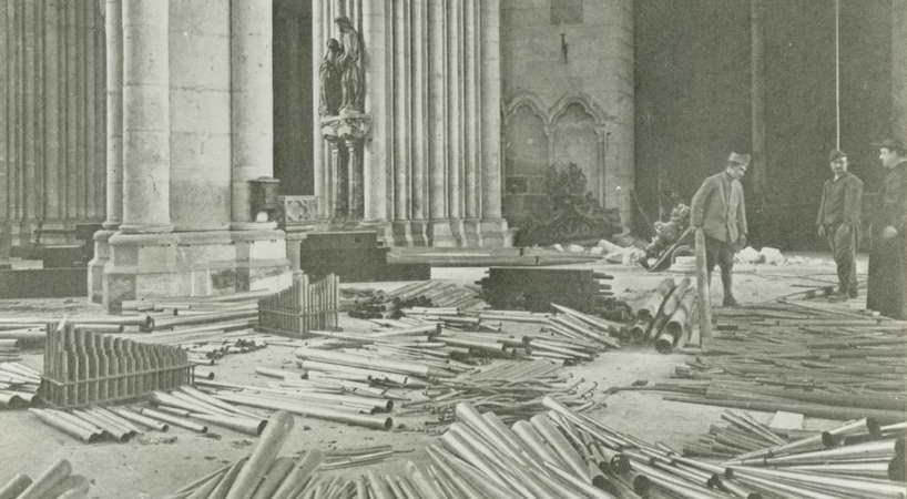 Démontage de l'orgue de la Cathédrale par les sapeurs-pompiers d'Amiens en 1918 © Archives municipales d'Amiens_11Z33