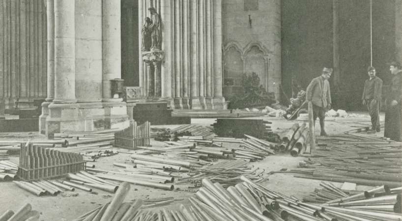 Démontage de l'orgue de la Cathédrale par les sapeurs-pompiers d'Amiens en 1918 © Archives municipales d'Amiens_11Z33 Démontage de l'orgue de la Cathédrale par les sapeurs-pompiers d'Amiens en 1918 © Archives municipales d'Amiens_11Z33