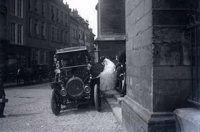 Mariage à la sortie de la cathédrale Notre-Dame d'Amiens. © Archives municipales et communautaires d'Amiens_10Z3526