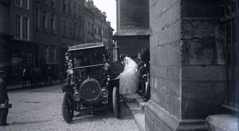 Mariage à la sortie de la cathédrale Notre-Dame d'Amiens. © Archives municipales et communautaires d'Amiens_10Z3526 Mariage à la sortie de la cathédrale Notre-Dame d'Amiens. © Archives municipales et communautaires d'Amiens_10Z3526