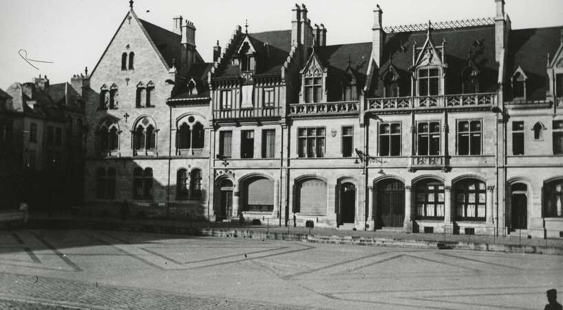 Le parvis de la cathédrale Notre-Dame d'Amiens, début XXème siècle © Archives municipales et communautaires d'Amiens_10Z2990