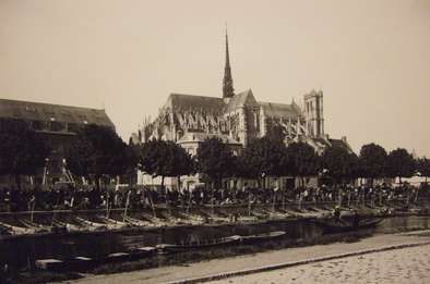 Marché sur l'eau place Parmentier, 1900 © Archives municipales et communautaires d'Amiens_10Z323