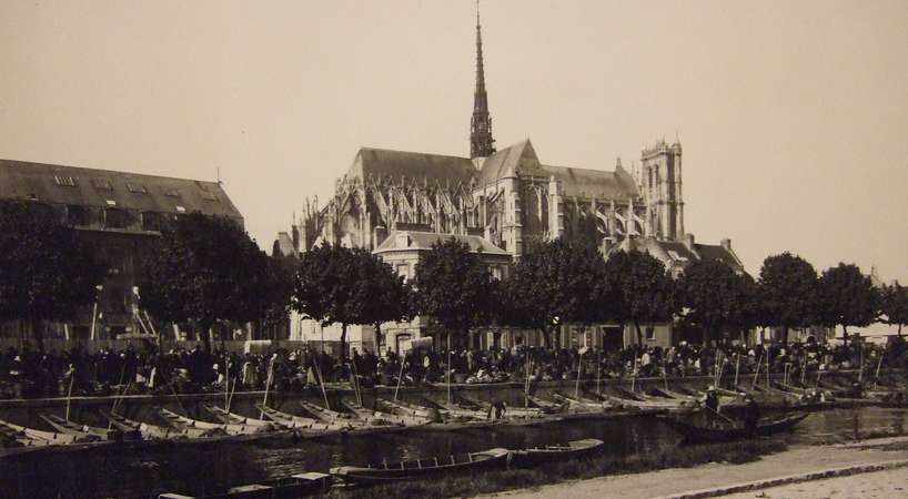 Marché sur l'eau place Parmentier, 1900 © Archives municipales et communautaires d'Amiens_10Z323