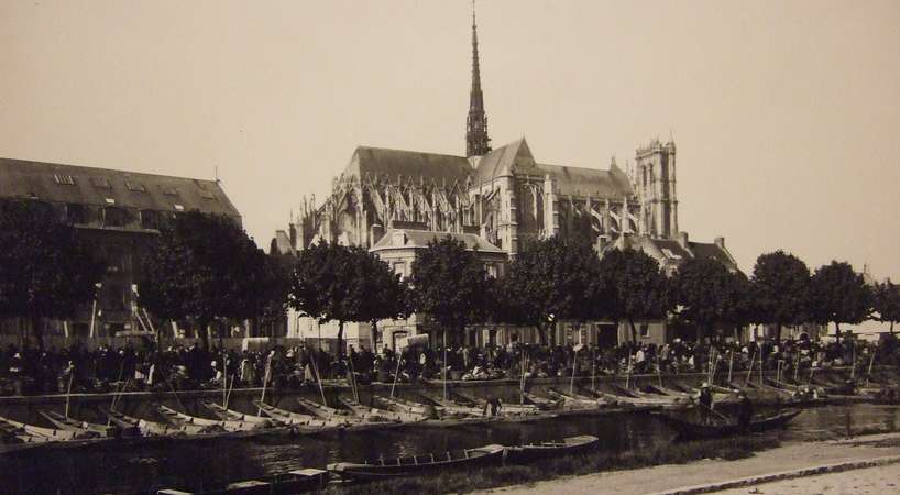 Marché sur l'eau place Parmentier, 1900 © Archives municipales et communautaires d'Amiens_10Z323 Marché sur l'eau place Parmentier, 1900 © Archives municipales et communautaires d'Amiens_10Z323