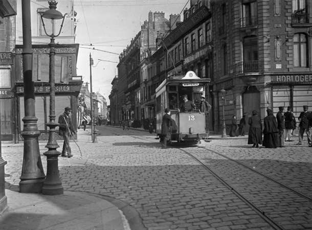 Passage du tramway rue des Trois-Cailloux et place Gambetta, à Amiens, photographie, 13 mars 1905 © Archives municipales et communautaires d'Amiens_10Z3132_don Duvanel