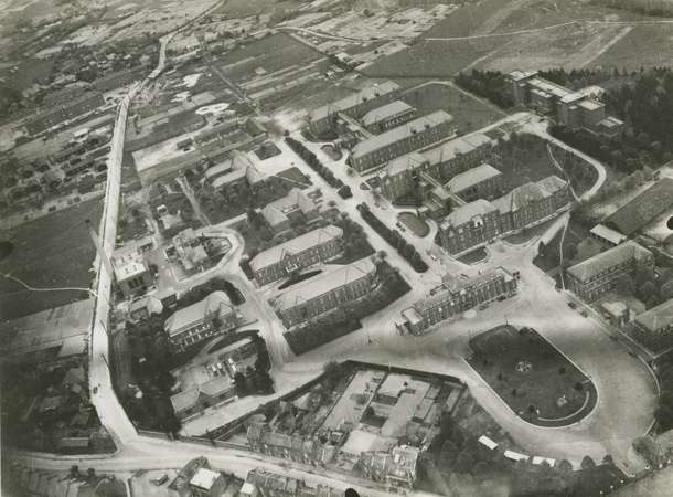 Vue aérienne de l'Hôpital Nord en 1955 © Archives municipales et communautaires d'Amiens_6Fi1511 Vue aérienne de l'Hôpital Nord en 1955 © Archives municipales et communautaires d'Amiens_6Fi1511