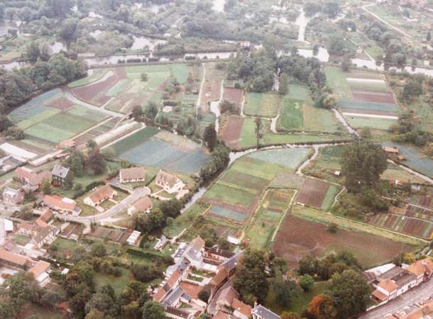Vue aérienne des Hortillonnages, 1989  © Archives municipales et communautaires d'Amiens_6Fi1728