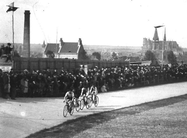 Le vélodrome d'Amiens, boulevard Châteaudun, en juillet 1899 © Archives municipales et communautaires d'Amiens_10Z2887 Le vélodrome d'Amiens, boulevard Châteaudun, en juillet 1899 © Archives municipales et communautaires d'Amiens_10Z2887
