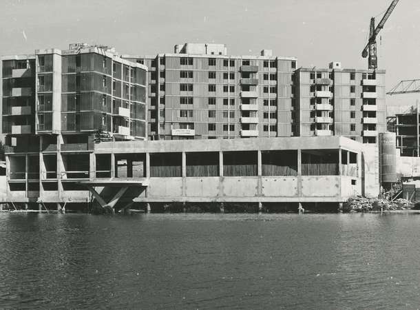 Chantier de construction du Grand ensemble dit « Parc de Beauvillé », vue depuis l’étang, vers 1972. © Archives municipales et communautaires d'Amiens_6Fi359 Chantier de construction du Grand ensemble dit « Parc de Beauvillé », vue depuis l’étang, vers 1972. © Archives municipales et communautaires d'Amiens_6Fi359