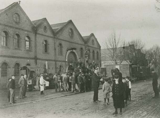 Ouvriers devant l’usine Blondel, située boulevard Baraban à Amiens, à la fin du XIXe siècle. © Archives municipales et communautaires d'Amiens_10Z3795, fonds Duvanel