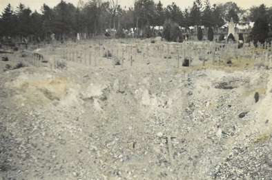 Torpille tombée au cimetière militaire de Saint-Acheul pendant les bombardements, 27-28 mai 1944 (don Gérard Mahiu) © Archives municipales et communautaires d'Amiens_10Z3052