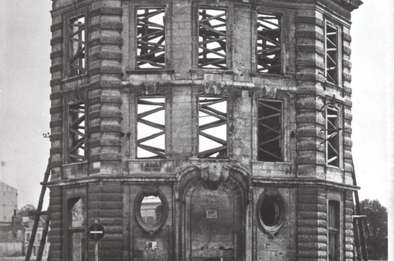 La fontaine Saint-Jacques, rue Saint-Jacques, après les bombardements d'Amiens. © Archives municipales et communautaires d'Amiens_10Z1265