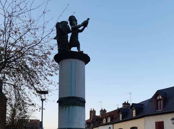 Vue de la sculpture "Monument à Jules Verne"  © Archives municipales et communautaires d'Amiens_31Fi601