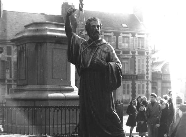 Repose de la statue de Pierre l’Ermite, Seconde Guerre mondiale.  © Archives municipales et communautaires d'Amiens_11Z200