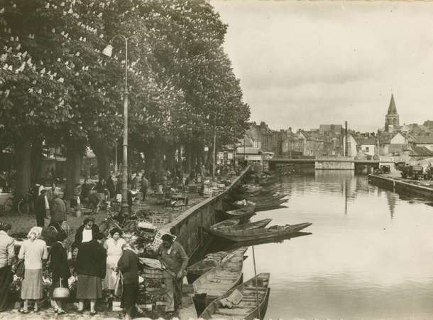 Le marché sur l'eau, place Parmentier à Amiens. © 5Z898, Archives municipales et communautaires d'Amiens
