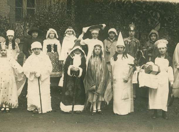 Elèves de l’école normale de jeunes filles d’Amiens costumées à l’occasion d’un spectacle présenté dans le cadre de la Fête de Noël 1926 © Archives municipales et communautaires d'Amiens_30Fi128