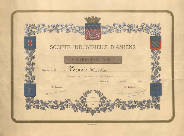 Diplôme de la société industrielle d’Amiens décerné à une jeune fille, le 1er octobre 1931. © 5Z1194, Archives municipales et communautaires d'Amiens Diplôme de la société industrielle d’Amiens décerné à une jeune fille, le 1er octobre 1931. © 5Z1194, Archives municipales et communautaires d'Amiens