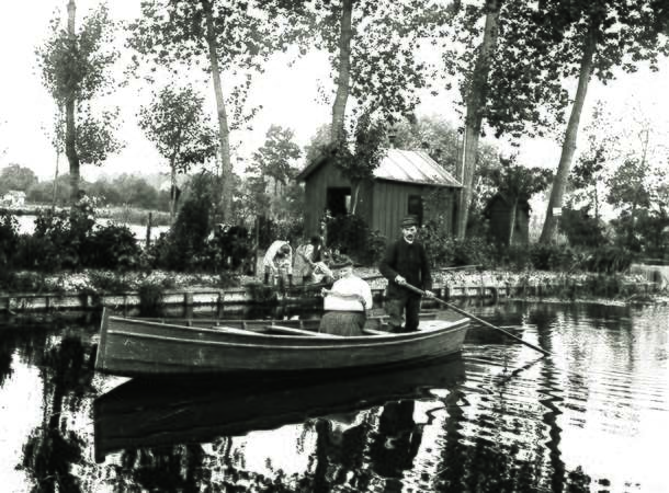 Le poète picard Édouard David et son épouse, dans une barque, devant une parcelle des Hortillonnages © Archives municipales et communautaires d'Amiens_10Z3173 Le poète picard Édouard David et son épouse, dans une barque, devant une parcelle des Hortillonnages © Archives municipales et communautaires d'Amiens_10Z3173