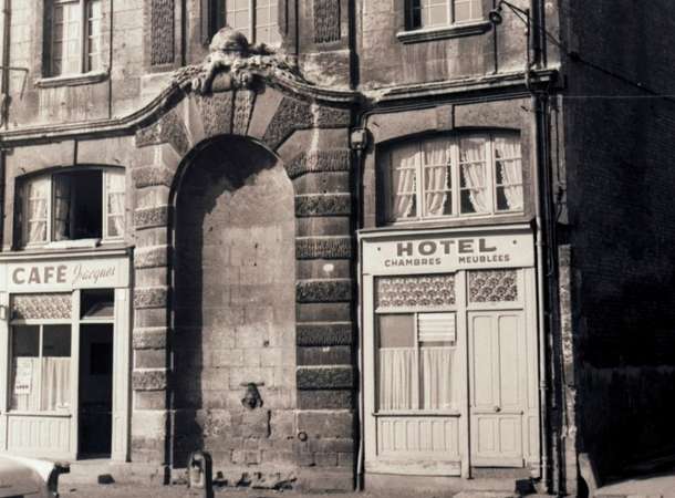 Immeuble de la fontaine de la place au Feurre, à Amiens en 1964 © Archives municipales et communautaires d'Amiens_25Fi106 Immeuble de la fontaine de la place au Feurre, à Amiens en 1964 © Archives municipales et communautaires d'Amiens_25Fi106