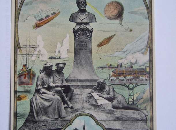 Carte postale souvenir, représentant le monument à Jules Verne, avec la cathédrale Notre-Dame d’Amiens.  © Archives municipales et communautaires d'Amiens_10Z2938