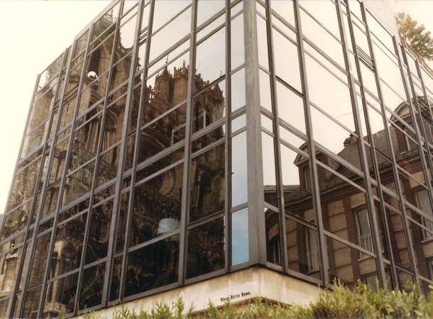 Maison de Verre (architecte : B. Bougeault), place Notre-Dame à Amiens © Archives municipales et communautaires d'Amiens_6Fi693 Maison de Verre (architecte : B. Bougeault), place Notre-Dame à Amiens © Archives municipales et communautaires d'Amiens_6Fi693