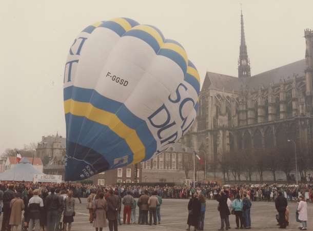 Envol d’une montgolfière place des Huchers, le 1er janvier 1989 à Amiens. © Archives municipales et communautaires d'Amiens_3Fi36