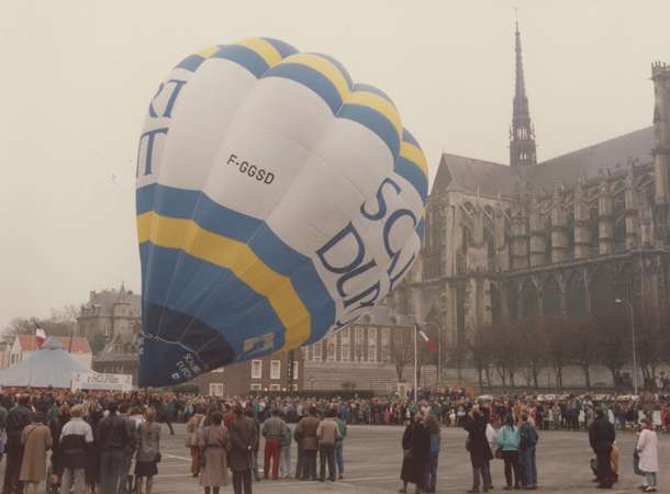 Envol d’une montgolfière place des Huchers, le 1er janvier 1989 à Amiens. © Archives municipales et communautaires d'Amiens_3Fi36 Envol d’une montgolfière place des Huchers, le 1er janvier 1989 à Amiens. © Archives municipales et communautaires d'Amiens_3Fi36