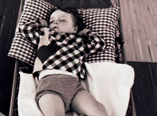 Jeune enfant faisant la sieste sur un lit de camp, dans une crèche (non identifiée) d’Amiens, en 1973. © Archives municipales et communautaires d'Amiens_25Fi3867