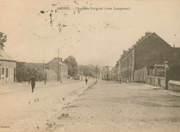Vue de la chaussée Périgord (actuelle chaussée Jules Ferry) au sein du quartier Saint-Acheul, à Amiens. © Archives municipales et communautaires d'Amiens_10Z3592 Vue de la chaussée Périgord (actuelle chaussée Jules Ferry) au sein du quartier Saint-Acheul, à Amiens. © Archives municipales et communautaires d'Amiens_10Z3592