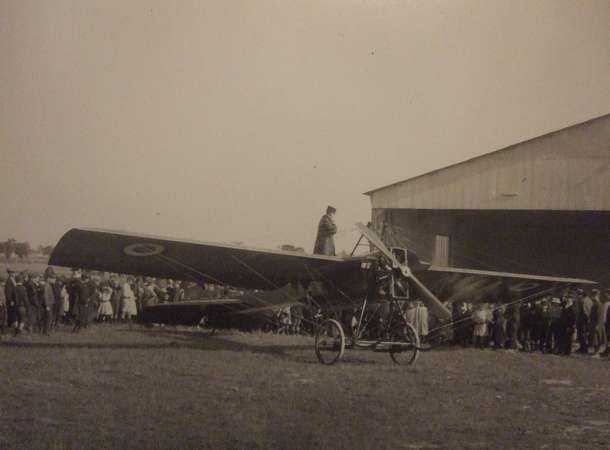 Avion entouré d’une foule à l’Aérodrome Saint-Fuscien (le Montjoie) en 1930 © Archives municipales et communautaires d'Amiens Métropole_10Z703