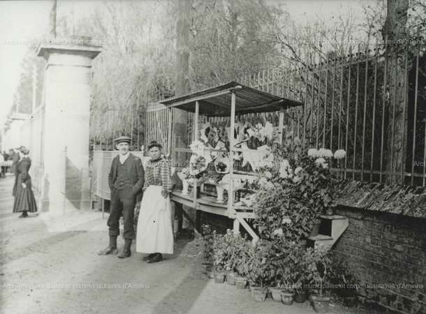 10Z3862, Archives municipales et communautaires d’Amiens : vendeurs de fleurs à la sortie du cimetière de la Madeleine, à Amiens, début XXe siècle (Don de Maurice Duvanel)
