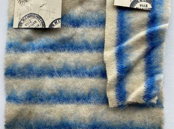Echantillon d’une couverture de laine proposée par les Etablissements Vagniez en 1938 pour l’équipement des dortoirs de la Colonie de Dury. © Archives municipales et communautaires d'Amiens_1R20/11bis