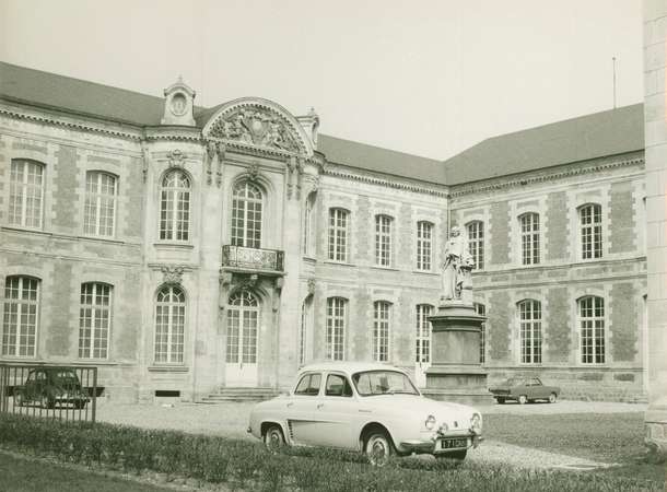 5Fi847, Archives municipales et communautaires d'Amiens : vue de la statue de Lhomond, 1964. © 5Fi847, Archives municipales et communautaires d'Amiens