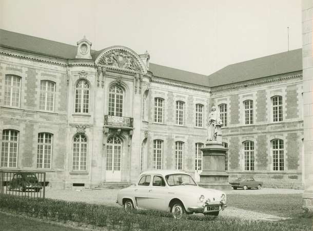 5Fi847, Archives municipales et communautaires d'Amiens : vue de la statue de Lhomond, 1964. © 5Fi847, Archives municipales et communautaires d'Amiens 5Fi847, Archives municipales et communautaires d'Amiens : vue de la statue de Lhomond, 1964. © 5Fi847, Archives municipales et communautaires d'Amiens