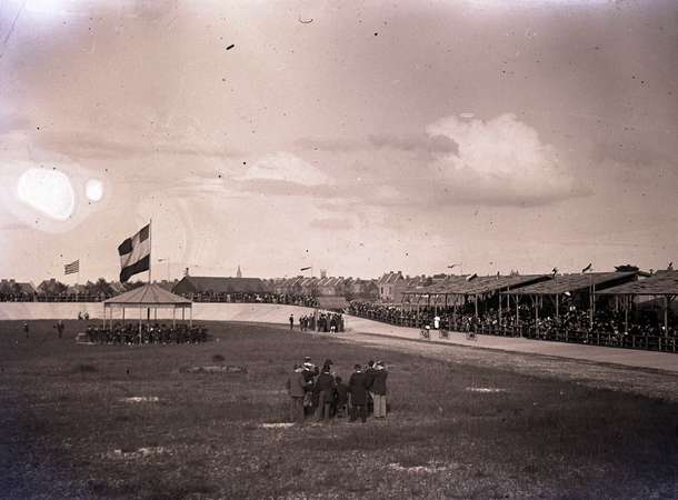 Photographie du Vélodrome d'Amiens, boulevard Châteaudun, lors d’une course en juillet 1899. © archives municipales et communautaires d'Amiens_10Z2978