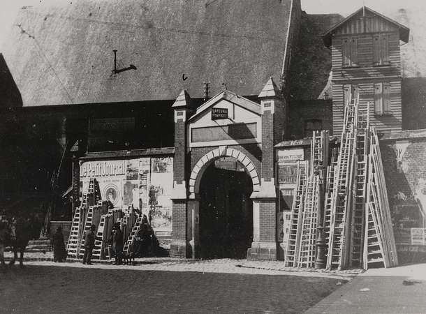 Caserne des pompiers rue de la Malmaison, avec le marché aux échelles. © Laurent Rousselin Caserne des pompiers rue de la Malmaison, avec le marché aux échelles. © Laurent Rousselin