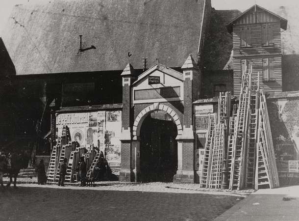 Caserne des pompiers rue de la Malmaison, avec le marché aux échelles. © Laurent Rousselin